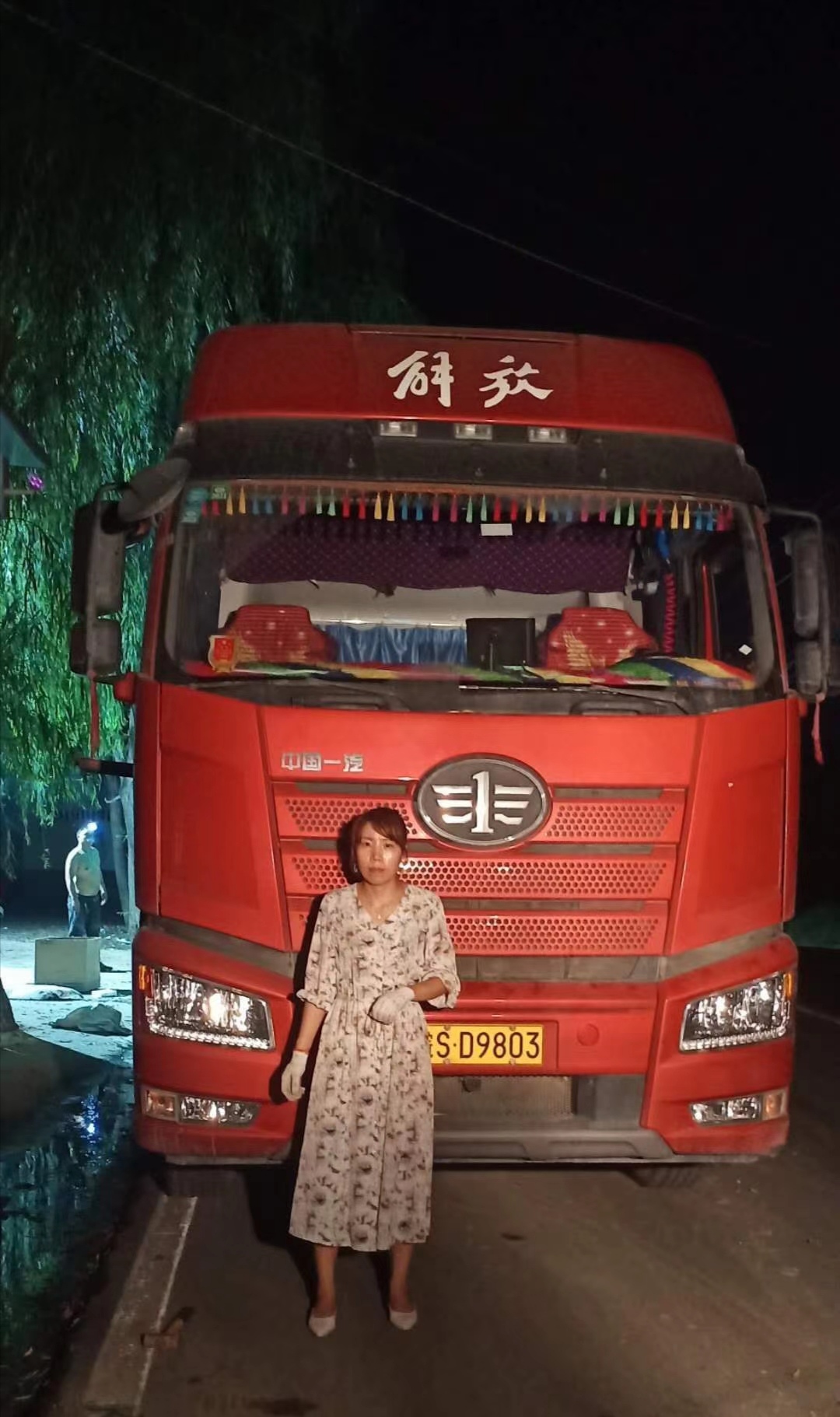 ，有自動拔管自動落管功能，可定制左右側推功能，配有三片打孔刀，打孔刀是防傷紙刀組，
